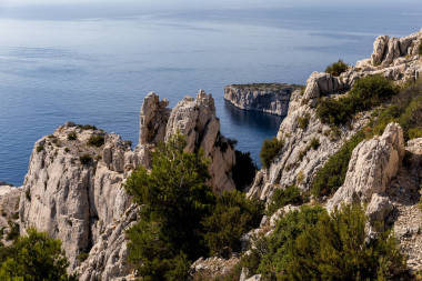 Calanques (Calanques), 法國普羅旺斯, 高懸崖, 綠色植被和平靜的海的鳥瞰圖