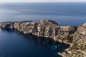 Calanques (Calanques), 法国普罗旺斯的海港风景悬崖和游艇鸟瞰图 (地块 des)