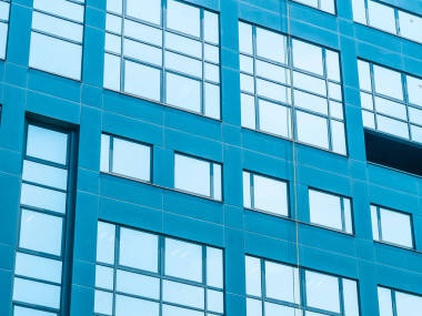 美麗的摩天大樓與建筑和玻璃窗口外部建筑周圍的商業(yè)區(qū)在城