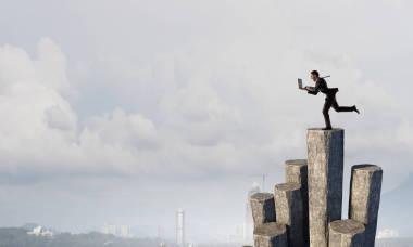 积极的商业地位。混合媒体