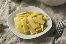 一盘生笋罐头图片