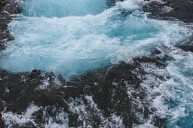 冰岛 Bruara 河美丽 Bruarfoss 瀑布的高角度