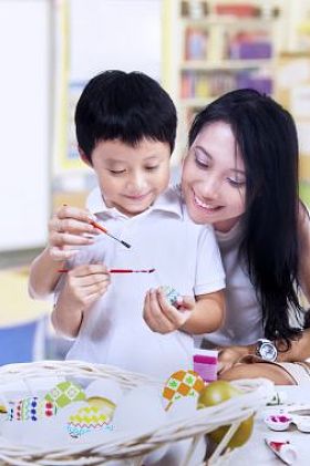 美丽的母亲教儿子如何画复活节彩蛋