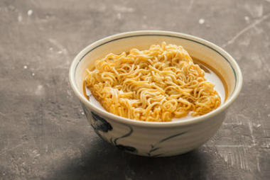 方便面在碗和蔬菜邊菜在石頭背景?？觳褪称犯拍?>
                    </a>
                    <div   id=