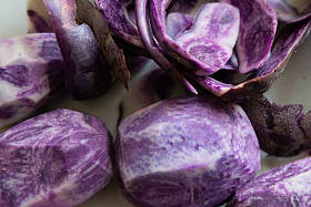 Vitelotte 蓝紫马铃薯的特写