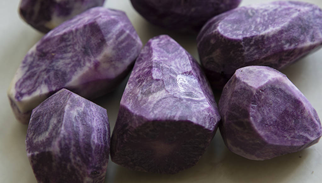 Vitelotte 蓝紫马铃薯的特写