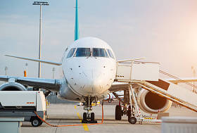 商用飞机 beying 准备下一班飞机。前飞行员客舱细