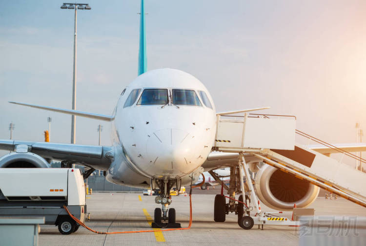 商用飛機(jī) beying 準(zhǔn)備下一班飛機(jī)。前飛行員客艙細(xì)