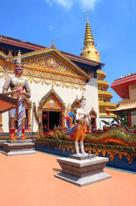 kinnaris 和蛇的雕像-龙亭在 Tikus, 泰国佛教寺庙 (笏 Chayamangkalaram), 著名的旅游胜地乔治敦, 槟城岛, 马来西