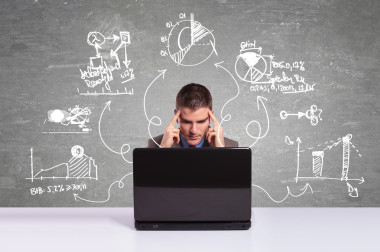 商务男人正在考虑新的项目