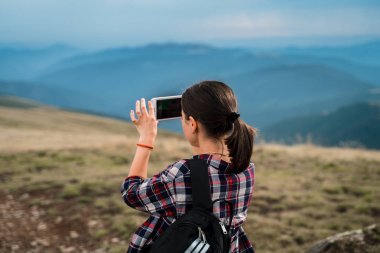 游客正在拍攝手機(jī)上驚人的景色?？柊挖渖? 烏克蘭