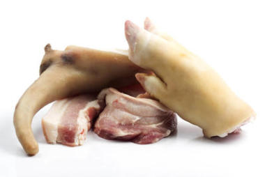 白色背景下的生腿、尾和豬肉
