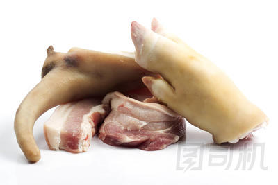 白色背景下的生腿、尾和豬肉