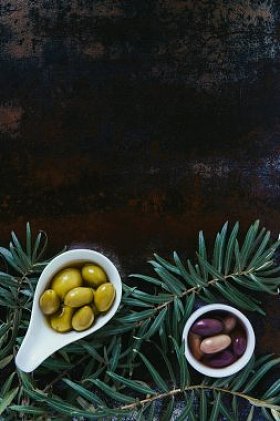 在简陋的表面上橄榄和树枝的高视图