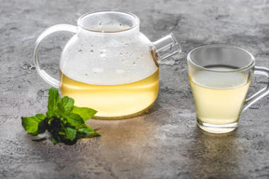 灰色表面薄荷保健茶玻璃杯及茶壺