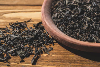 廚房木桌上的干紅茶