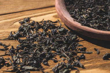 廚房木桌上的芳香干紅茶圖片