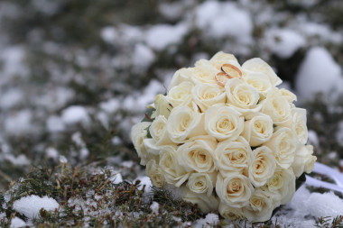 与冬季的花束结婚戒指照片