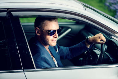 成熟的男人開車車輛的概念