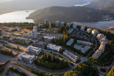 伯纳比山的鸟瞰在一个充满活力的阳光明媚的夏日日落。在加拿大不列颠哥伦比亚省温哥华拍摄