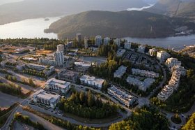 伯纳比山的鸟瞰在一个充满活力的阳光明媚的夏日日落。在加拿大不列颠哥伦比亚省温哥华拍摄