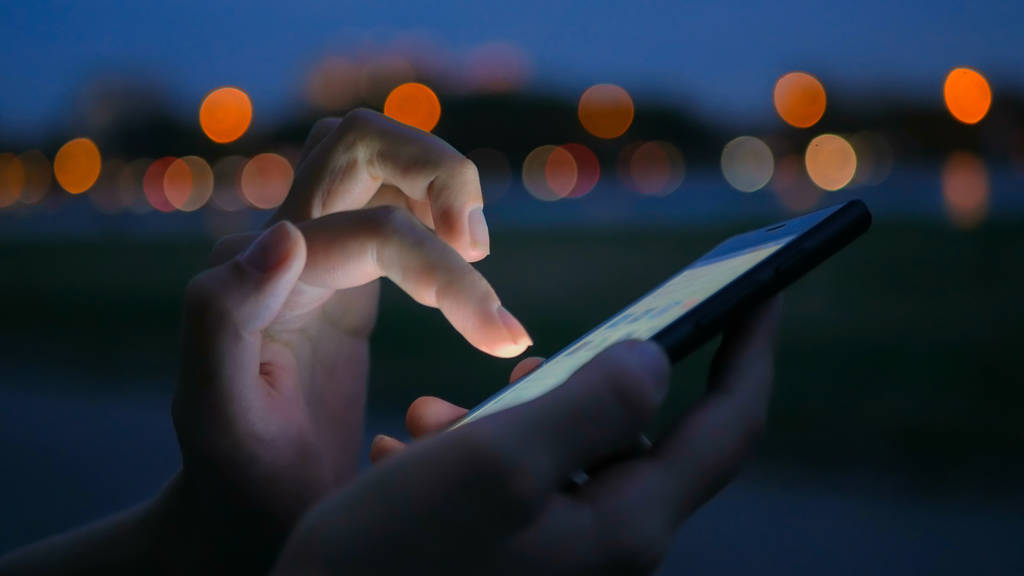 在城市中使用智能手机的女人 在城市中使用智能手机的女人