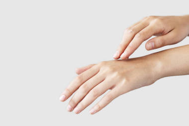 女性手特寫查看圖片