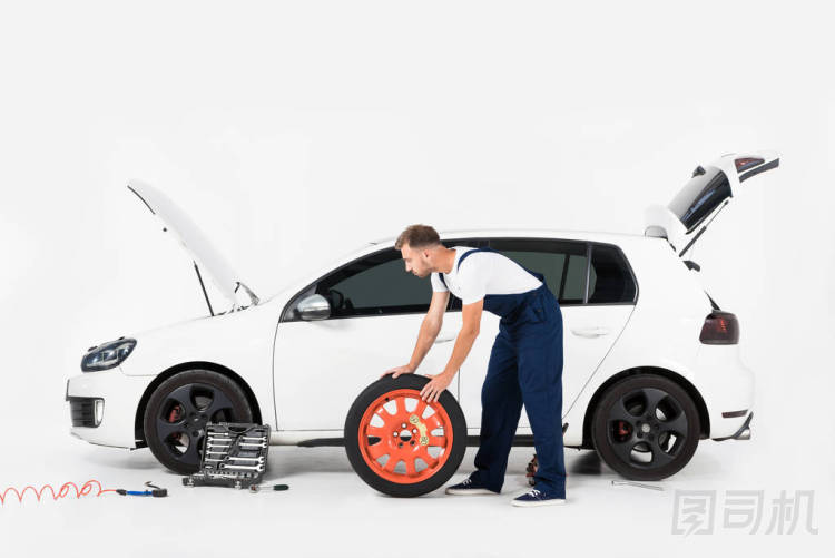 汽車機(jī)械人推輪胎的側(cè)面視圖換上白色的舊車