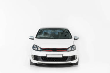 一輛白色汽車的前視圖