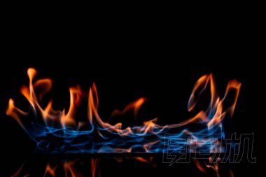 關(guān)閉在黑色背景上燃燒橙色和藍(lán)色火焰的視圖