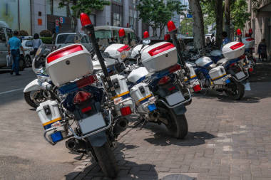 Motobikes 警察站大樓附近街道上的中國警察
