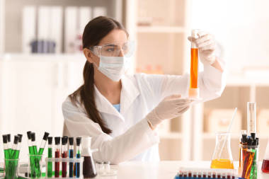 在实验室工作的女科学家图片