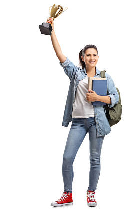 一个女学生在白色背景下持有金奖杯的全长肖像