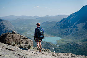 挪威 Jotunheimen 国家公园 Gjende 湖 Besseggen 岭男子徒步旅行 