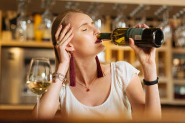 酗酒的年轻妇女遭受酒精成瘾图片