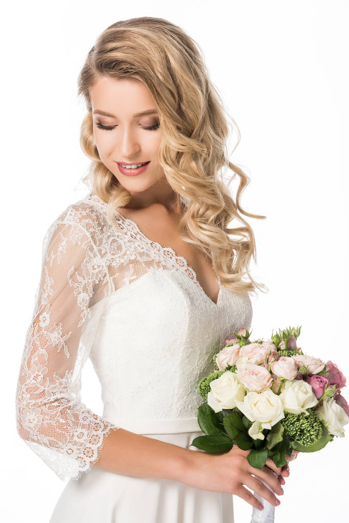 卷曲的年轻新娘与花束分离白色