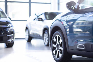 汽車專用展廳的豪華轎車低角
