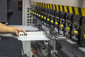 技术员操作人员使用液压折弯机。钣金加工工艺