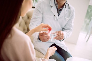 瓶子里的醫(yī)用藥片關(guān)閉