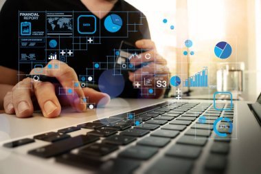 手中使用的便攜式計算機和持有信用卡與社交媒體作為在線購物概念圖
