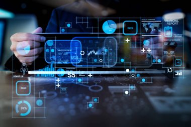 财务报表数据的业务运作 (资产负债表和损益表和图表) 作为 Fintech 概念. 商务人士手在笔记本电脑上使用数字层业务策略商务背景