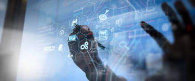 用于改善業(yè)務(wù)的虛擬儀表盤中投資指標(biāo)的 Roi 回報(bào)。雙曝光的商人手與新的現(xiàn)代計(jì)算機(jī)和商業(yè)戰(zhàn)略的概念