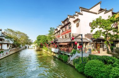 南京孔廟風(fēng)景名勝區(qū)和秦淮河。人們正在參觀。位于中國江蘇省南京