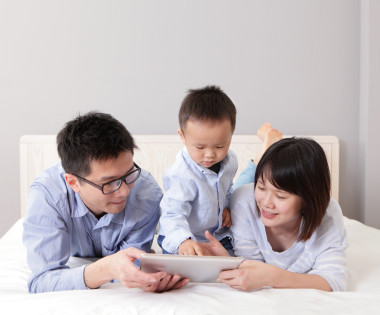 与幸福的家庭使用 tablet pc 的可爱男孩