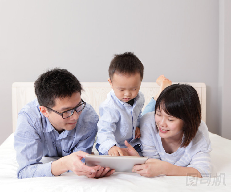 與幸福的家庭使用 tablet pc 的可愛男孩