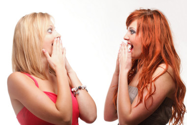 社會(huì)八卦-兩個(gè)快樂(lè)年輕女友淺白色黑色