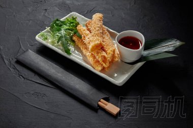 甜辣椒醬和筷子的美味春卷特寫圖