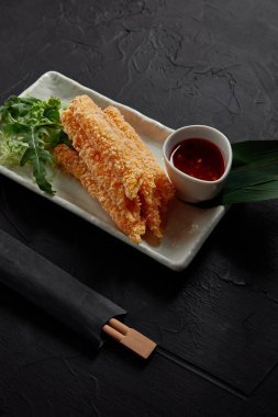 甜辣椒醬美味春卷特寫圖圖片