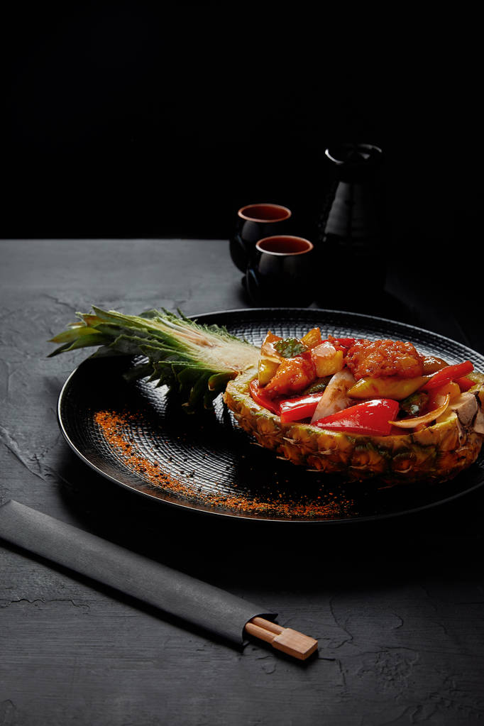 美味的日本菜, 配以半烤菠萝和筷子 美味的日本菜, 配以半烤菠萝和筷子