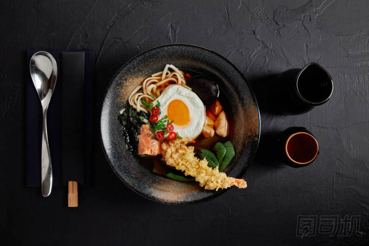 美味的傳統(tǒng)日本湯用筷子和勺子的頂部視圖 